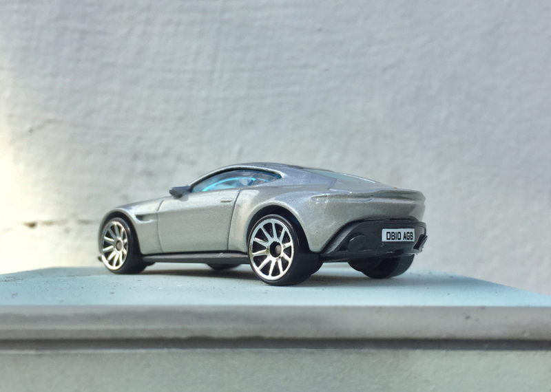 Illustration for article titled Thursday on the Thames - Your ride, Mr. Bond...